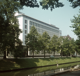 119355 Gezicht op het hoofdkantoor van Van Gend & Loos (Catharijnesingel 47) te Utrecht, met op de voorgrond de ...